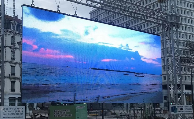 Chuyen di doi man hinh led tai xa bac tan uyen